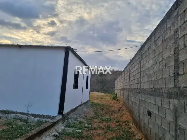 Casa en obra gris con terreno