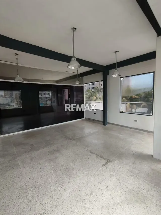 Local comercial en CC. Vista al mar. Piso 1 - 3