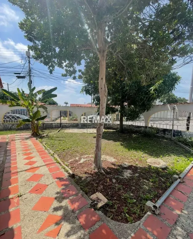 Se vende Casa en la Urbanización las Trinitarias cerca de la Av Centurion en Barcelona - 4