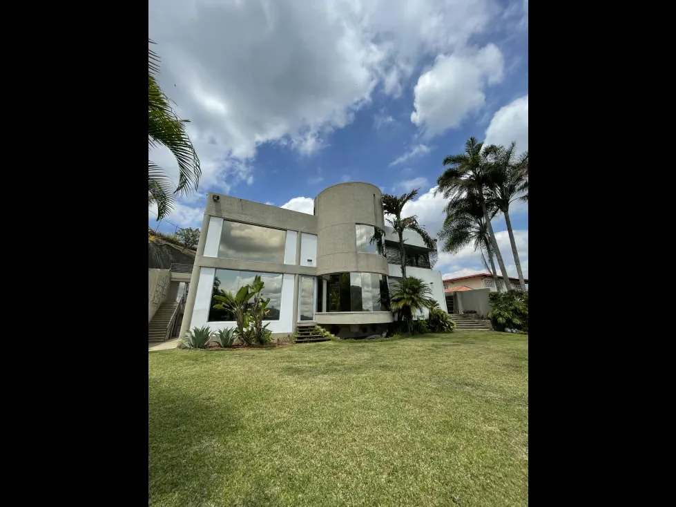 Se vende casa 1250m2 5h+2s/7.5b+s/6p Los Naranjos
