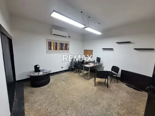 LOCAL COMERCIAL O CASA COMERCIAL EN VENTA EN AVENIDA 10