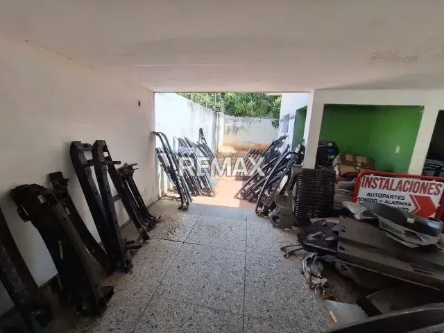 LOCAL COMERCIAL O CASA COMERCIAL EN VENTA EN AVENIDA 10 - 11