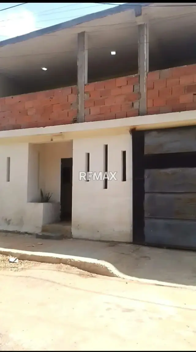 Townhouse en Gris Urb. Los Samanes