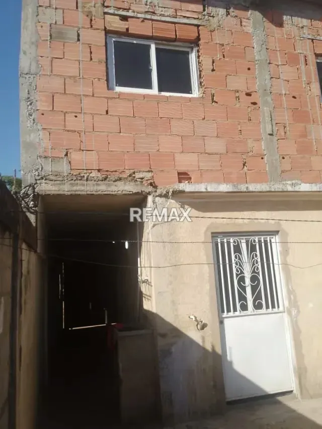 Townhouse en Gris Urb. Los Samanes - 2