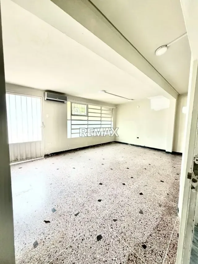 En venta Casa de un solo nivel URBANIZACIÓN SINARAL Pirineos Remodelada para fines comerciales - 12