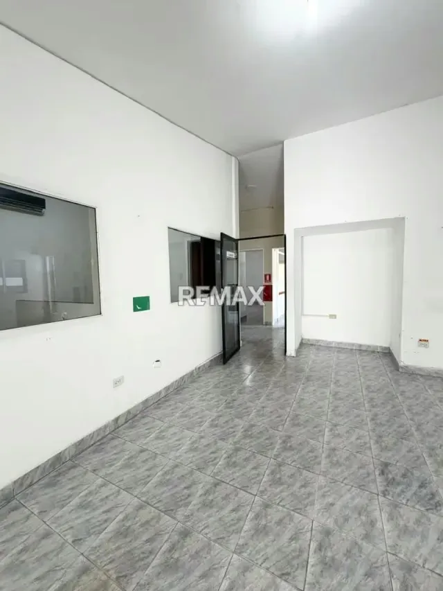 En venta Casa de un solo nivel URBANIZACIÓN SINARAL Pirineos Remodelada para fines comerciales - 3