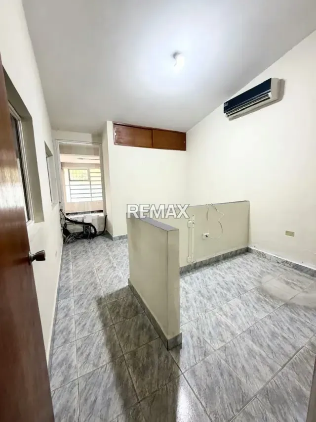 En venta Casa de un solo nivel URBANIZACIÓN SINARAL Pirineos Remodelada para fines comerciales - 4