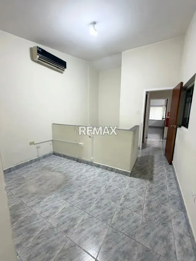 En venta Casa de un solo nivel URBANIZACIÓN SINARAL Pirineos Remodelada para fines comerciales - 5