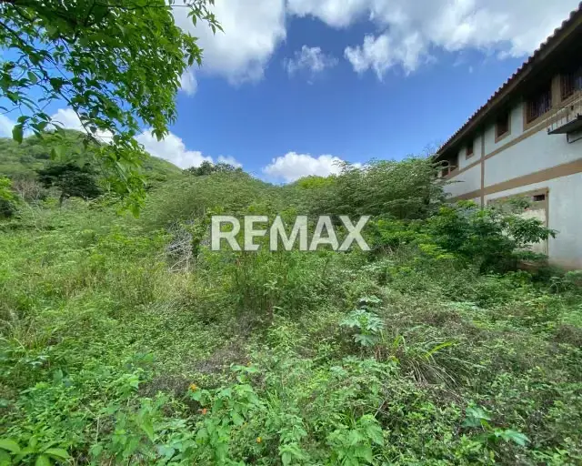 ¡TU FUTURO EN MARGARITA! SE VENDE TERRENO DE 1,064M² JUNTO A VERSÁTIL LOCAL COMERCIAL Y 2 APARTAMENTOS EN 1,000M² DE CONSTRUCCIÓN SOBRE OTRO TERRENO DE 2,128M² A TU DISPOSICIÓN.
