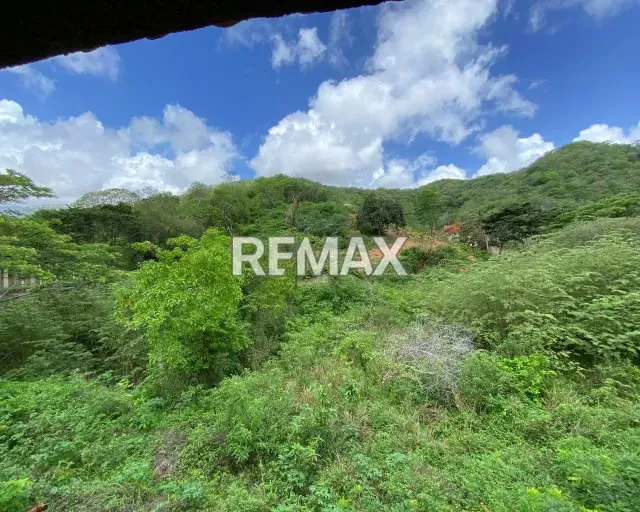 ¡TU FUTURO EN MARGARITA! SE VENDE TERRENO DE 1,064M² JUNTO A VERSÁTIL LOCAL COMERCIAL Y 2 APARTAMENTOS EN 1,000M² DE CONSTRUCCIÓN SOBRE OTRO TERRENO DE 2,128M² A TU DISPOSICIÓN. - 6