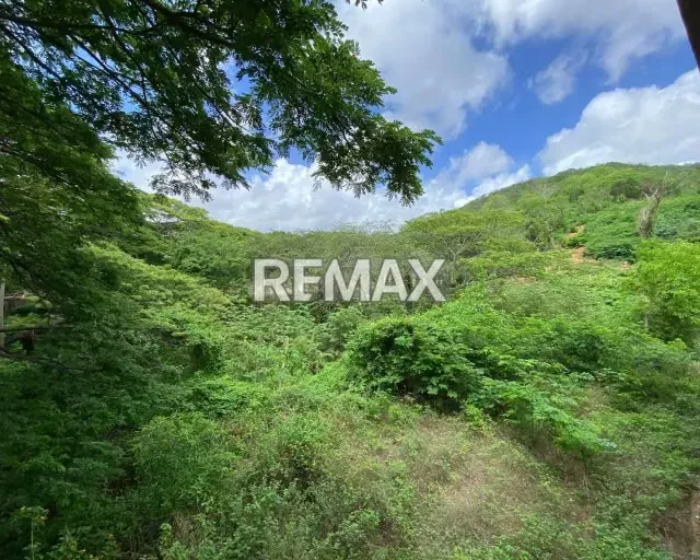 ¡TU FUTURO EN MARGARITA! SE VENDE TERRENO DE 1,064M² JUNTO A VERSÁTIL LOCAL COMERCIAL Y 2 APARTAMENTOS EN 1,000M² DE CONSTRUCCIÓN SOBRE OTRO TERRENO DE 2,128M² A TU DISPOSICIÓN. - 10