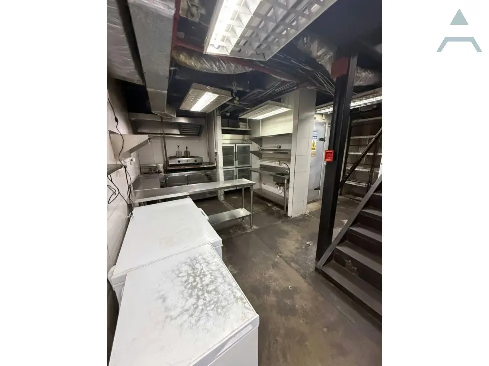 Se alquila Local Comercial 280m² La Castellana - 9