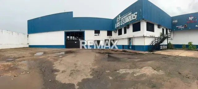 Se alquila terreno con estructuras