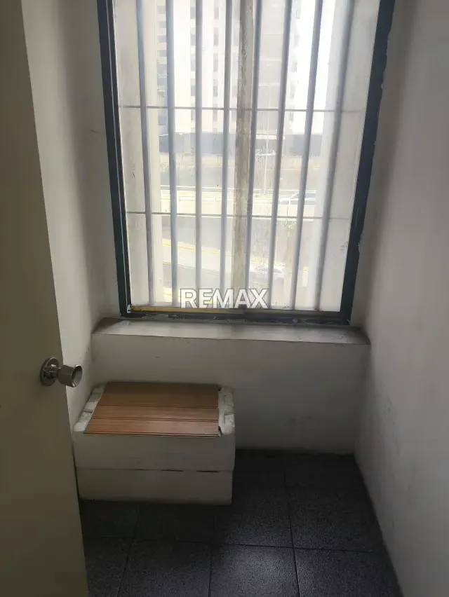 CC Concresa ALQUILO local comercial 113m2 (lado Corpoelec) - 9