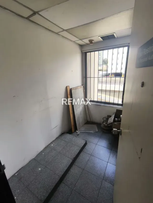 CC Concresa ALQUILO local comercial 113m2 (lado Corpoelec) - 10