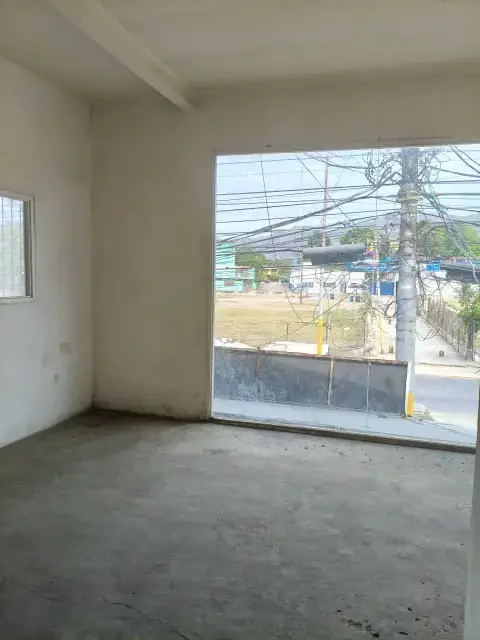 Local en Alquiler ubicado en la Av. Venezuela, calle Montes de Puerto la Cruz
