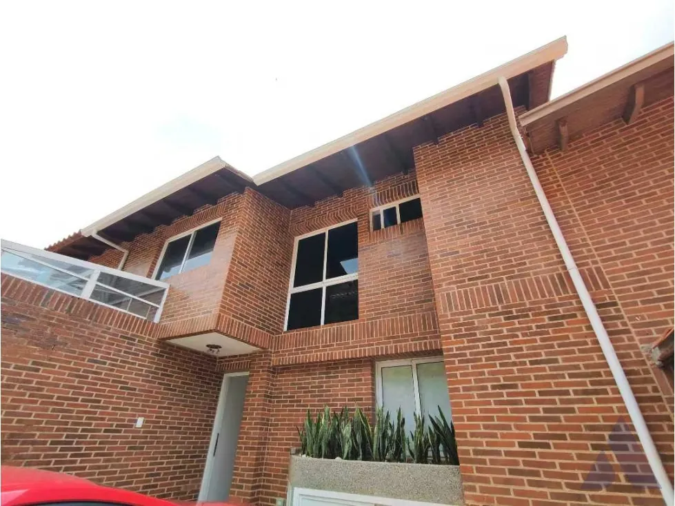 Alquilo townhouse 138m2 Loma Linda 3310
