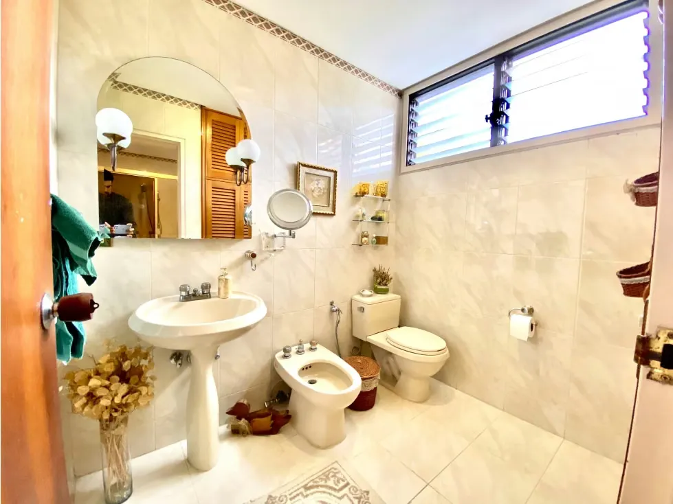 APARTAMENTO URBANIZACION MIRANDA 300 M2, 4 HAB, 5 BAÑOS 6 P/E - 12