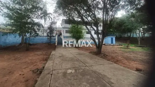 En venta amplia casa (consta de 2 parcelas)
