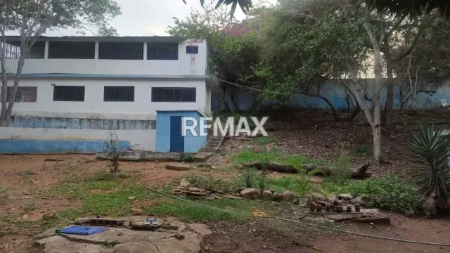 En venta amplia casa (consta de 2 parcelas) - 2
