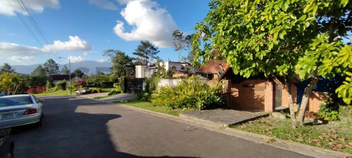 En Venta espectacular terreno de 1120 mt2 en Urb Monte Elena Baruta