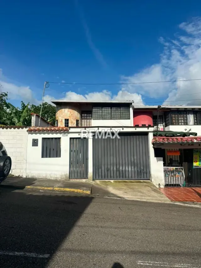 ESPECTACULAR CASA A PIE DE CALLE EN VENTA Barrio Unión, Pueblo Nuevo - 2