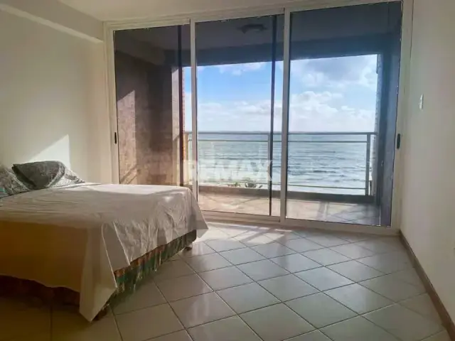 EN VENTA AMPLIO APARTAMENTO CON VISTA AL MAR EN CONJUNTO PUERTO VIEJO