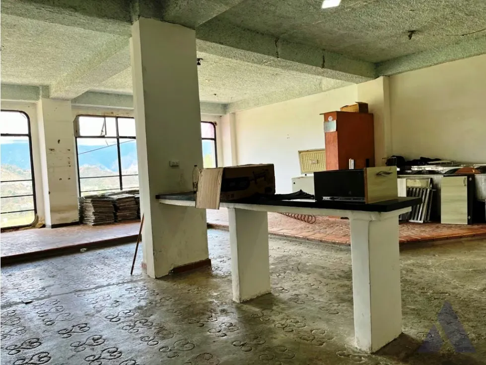 Se alquila local comercial 121m2 La Bonita 0858 - 4