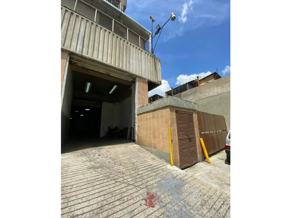 PISO INDUSTRIAL EN ALQUILER 1.177 M2 - URB.BOLEITA - 18