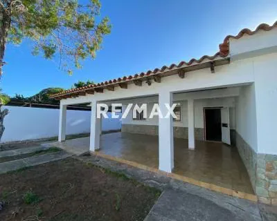 CASA DE 220 MTS DE CONSTRUCCIÓN SOBRE UN TERRENO DE 600 MTS, NO ES SOLO UNA CASA; ES EL REFUGIO PERFECTO EN LA URB. MÁS PRESTIGIOSA DE TODA LA ISLA: MANEIRO - 2