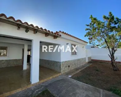 CASA DE 220 MTS DE CONSTRUCCIÓN SOBRE UN TERRENO DE 600 MTS, NO ES SOLO UNA CASA; ES EL REFUGIO PERFECTO EN LA URB. MÁS PRESTIGIOSA DE TODA LA ISLA: MANEIRO - 3