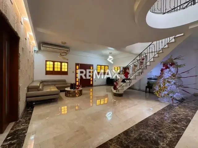 En Venta Casa de tres niveles en Valle Verde con Acabados modernos San Diego