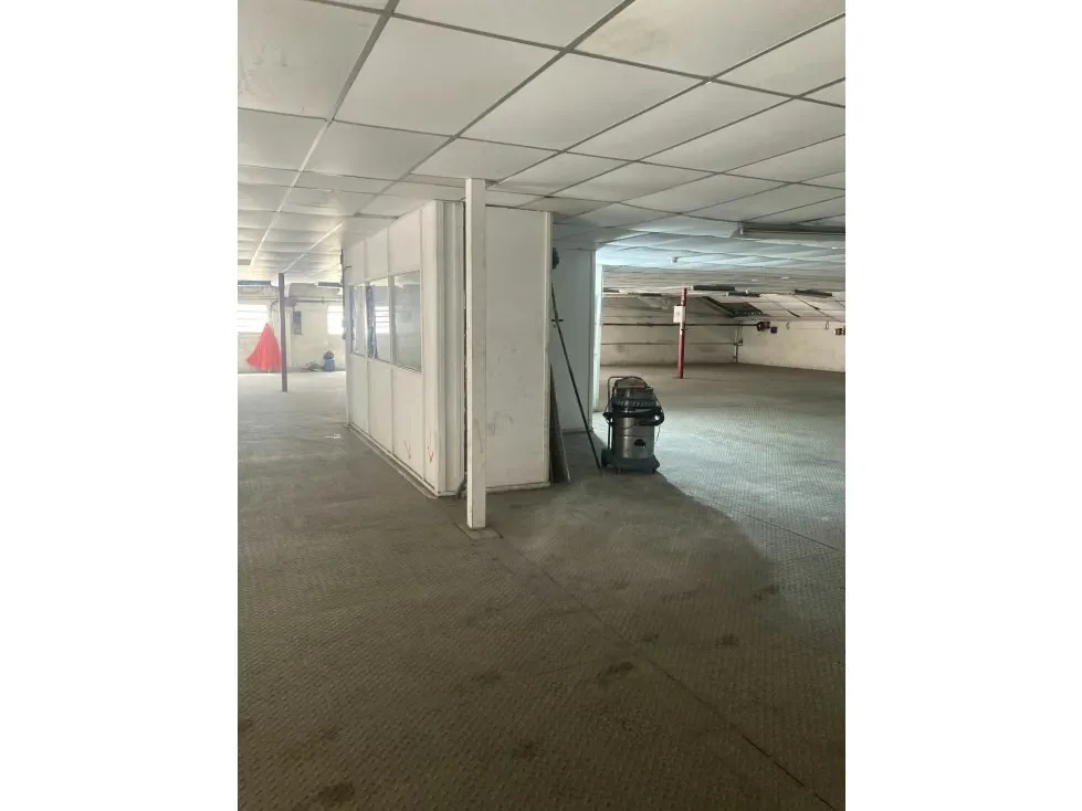 Alquilo mezzanina 450m2 Boleita 8652 - 8