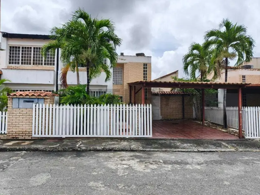 En venta còmodo Town House en La Urbanizacion Abadia en Guatire