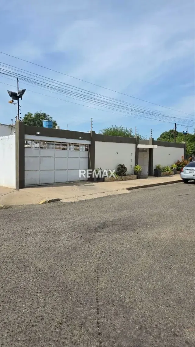 CASA CON LOCAL EN VENTA URBANIZACIÓN LA ROTARÍA, ZONA OESTE, MARACAIBO