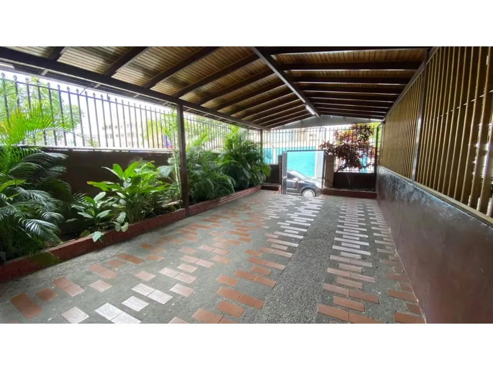 HOTEL MAS LOCALES COMERCIALES EN LOS DOS CAMINOS 1.130 M2