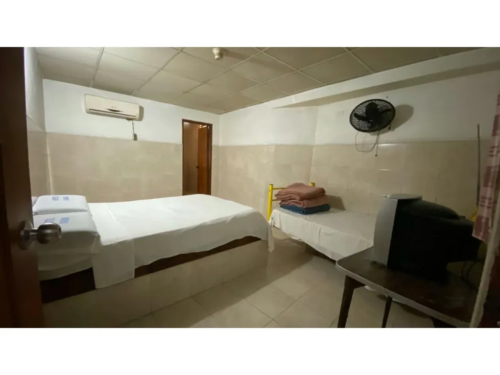 HOTEL MAS LOCALES COMERCIALES EN LOS DOS CAMINOS 1.130 M2 - 11