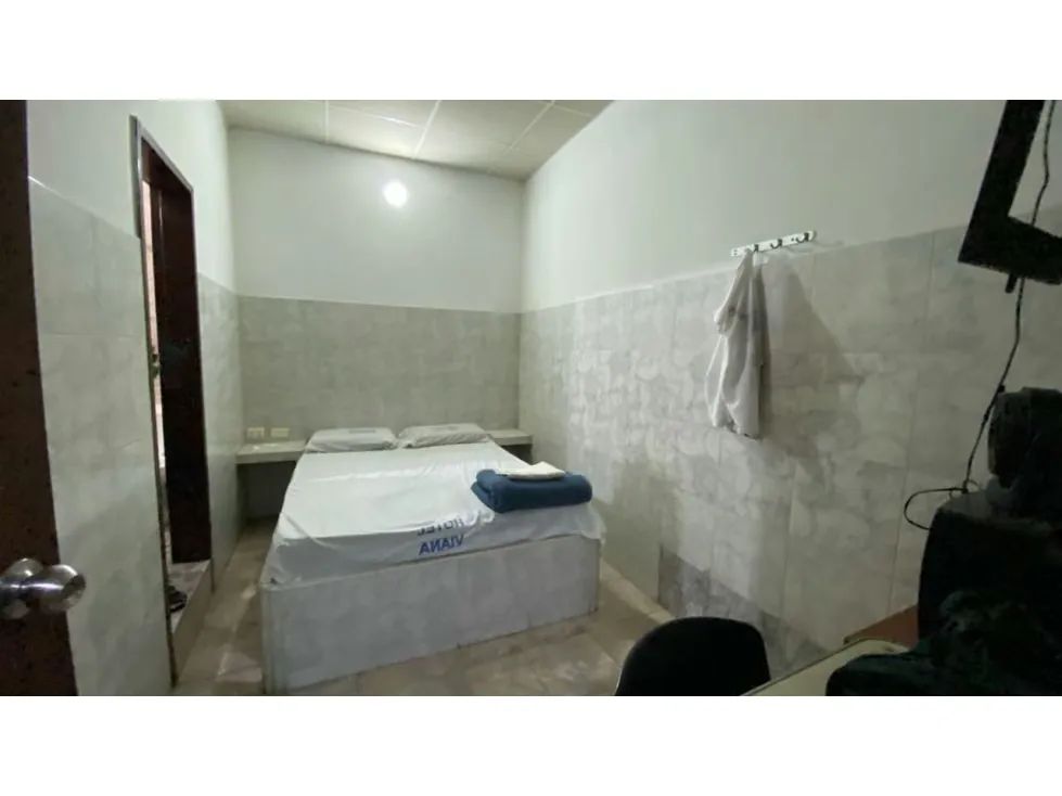 HOTEL MAS LOCALES COMERCIALES EN LOS DOS CAMINOS 1.130 M2 - 22