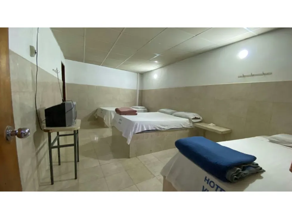 HOTEL MAS LOCALES COMERCIALES EN LOS DOS CAMINOS 1.130 M2 - 10