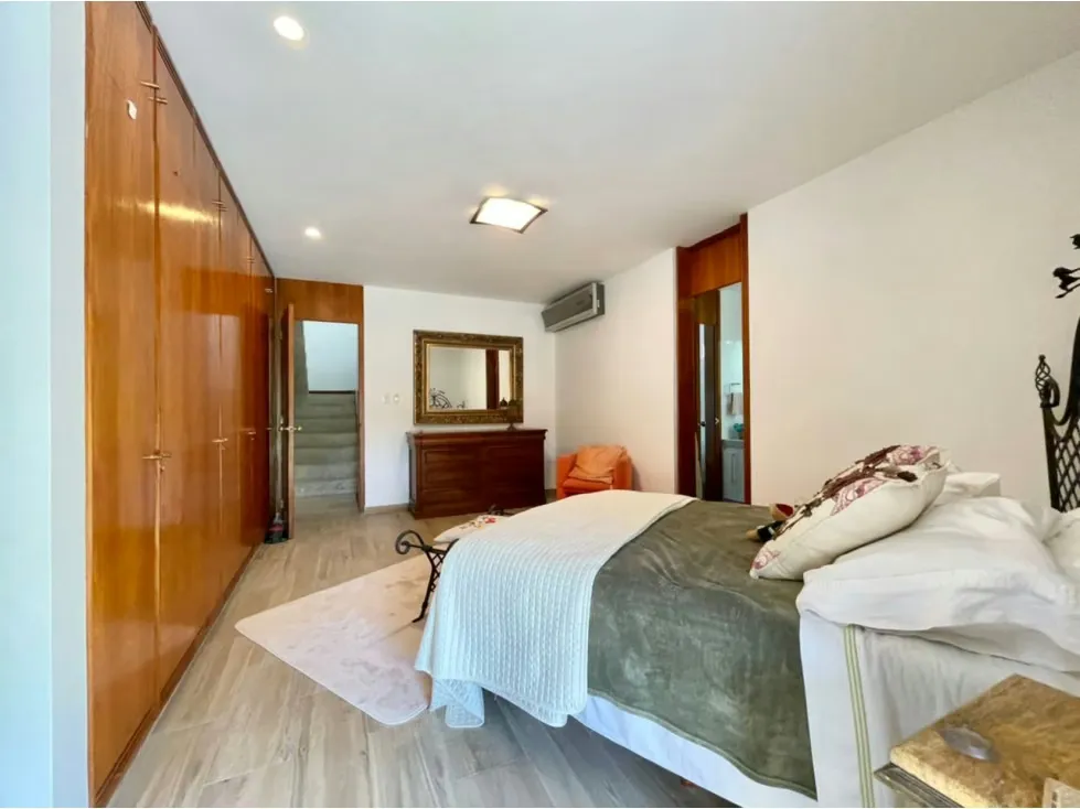 Venta de casa en La Lagunita - 2005m² - 5h+s/6b+s/6pe - 14
