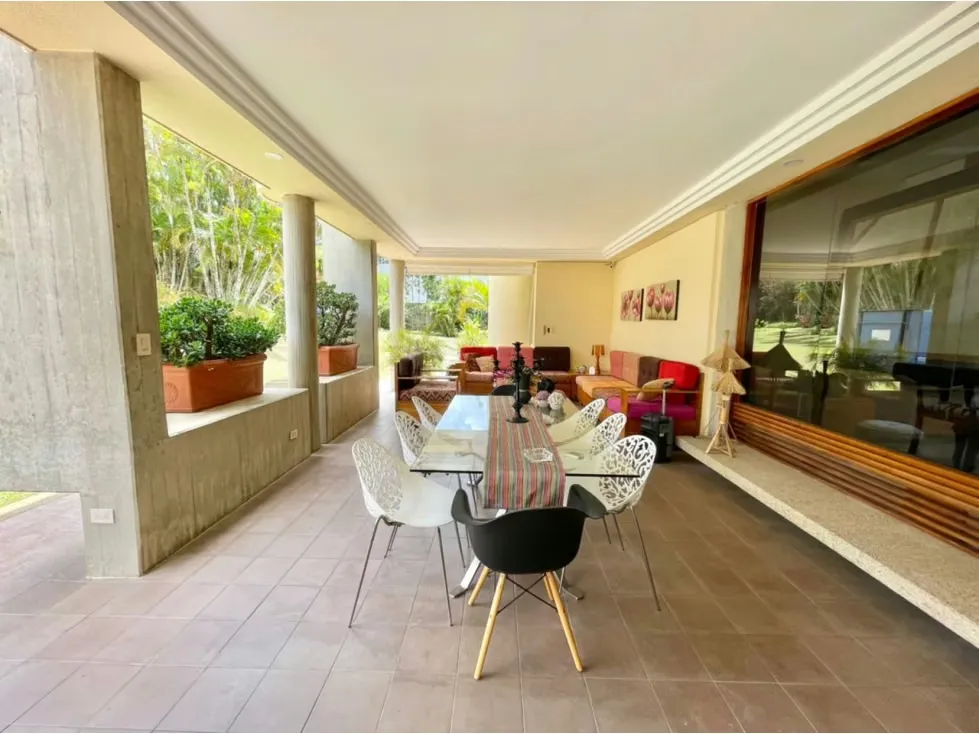Venta de casa en La Lagunita - 2005m² - 5h+s/6b+s/6pe - 5