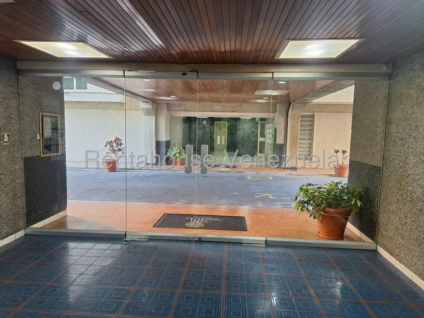 Apartamento (1 Nivel) en Venta en Prados del Este, Distrito Metropolitano - 3
