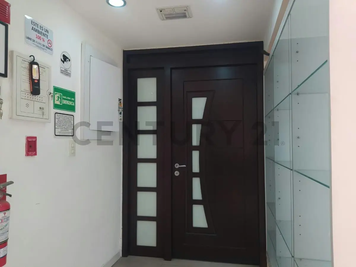 Amplia oficina con deposito en PB TC