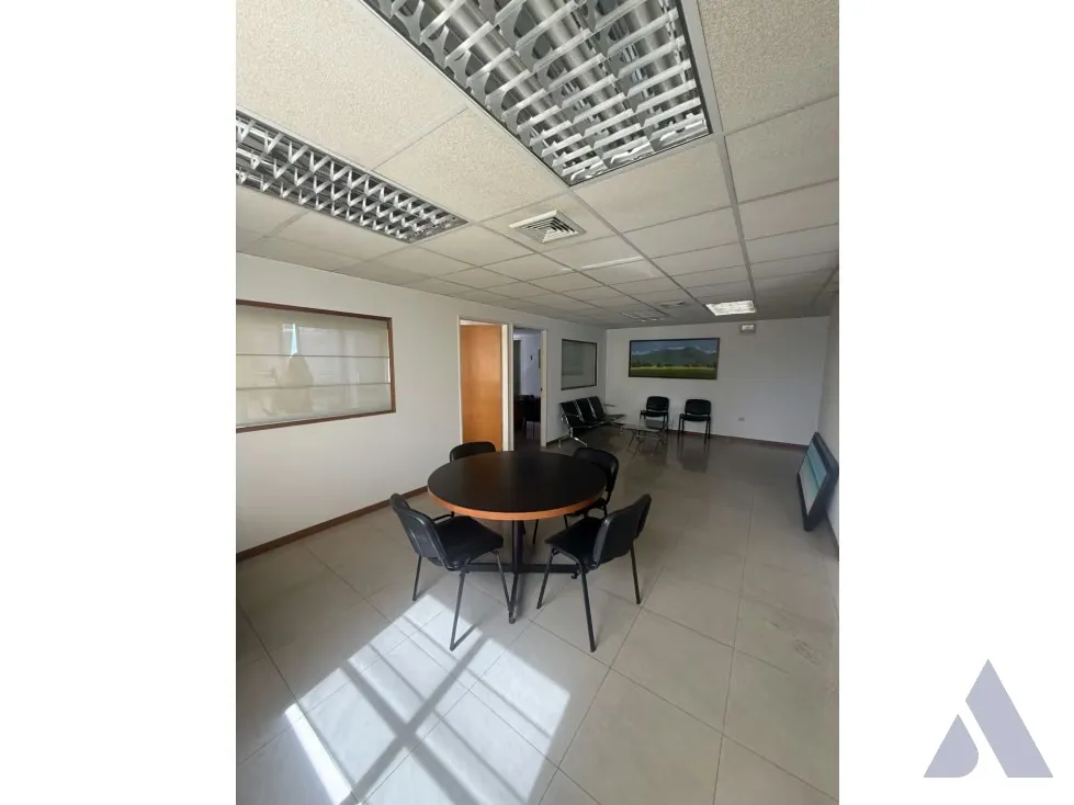 Se alquila oficina 141m2 Los Dos Caminos 8612 - 5