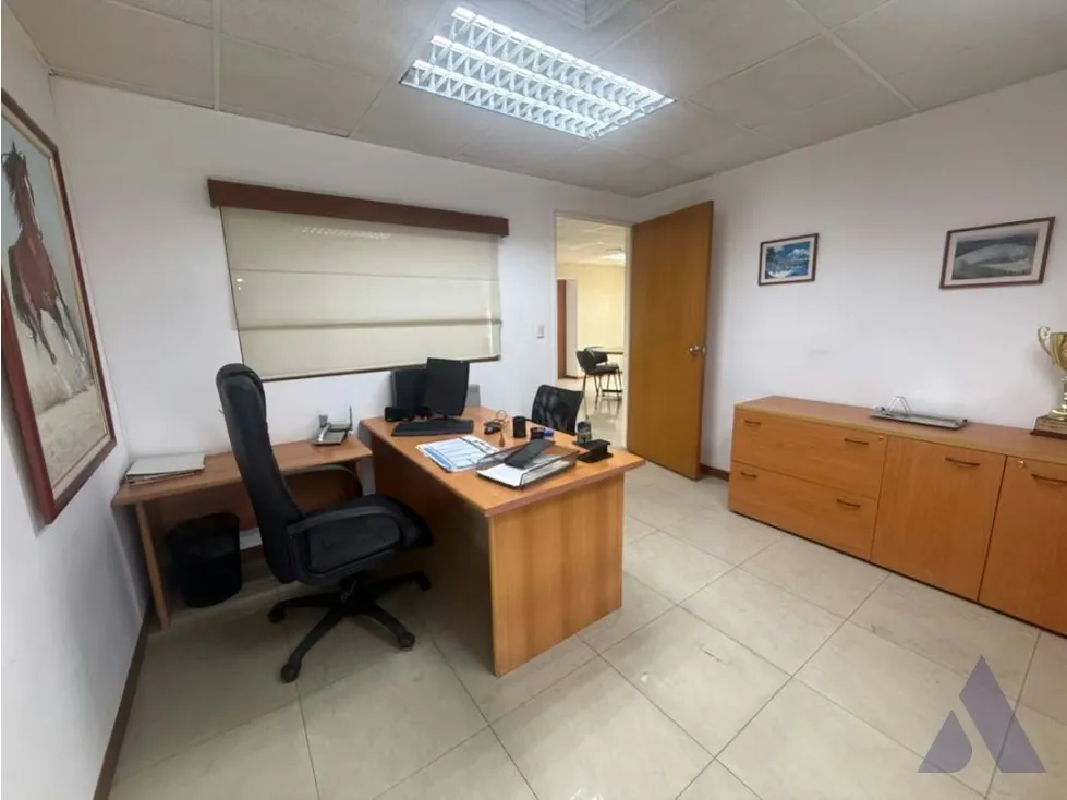 Se alquila oficina 141m2 Los Dos Caminos 8612 - 7
