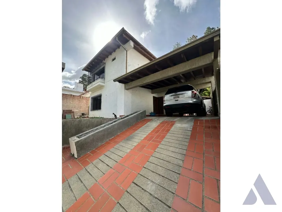 Vendo casa en calle cerrada 309m2 Lomas de Prados del Este 9015 - 15