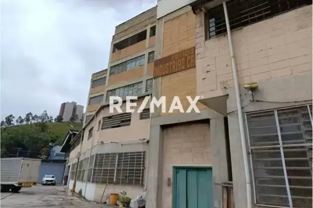Se Alquila Espectacular Piso Industrial de 1537m2 en Ruiz Pineda