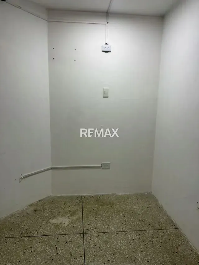 LOCAL COMERCIAL EN ALQUILER N 3 y 4 EN EL CENTRO COMERCIAL GUARAUNO - 3