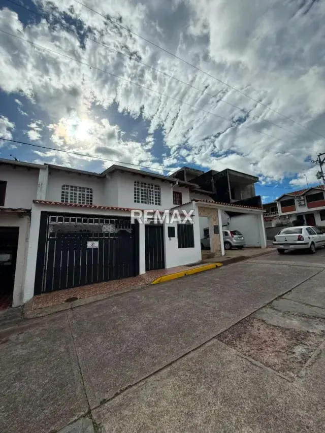 En venta Amplia Casa de 2 Niveles en Conjunto Residencial El Trigal, La Guayana - 2