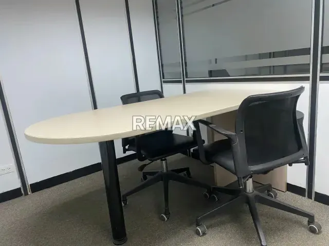 Oficina en Alquiler en la Zona Industrial de La Trinidad Baruta, incluye acceso a áreas comunes como Salón de coferencia, comedor, baños y recepción.